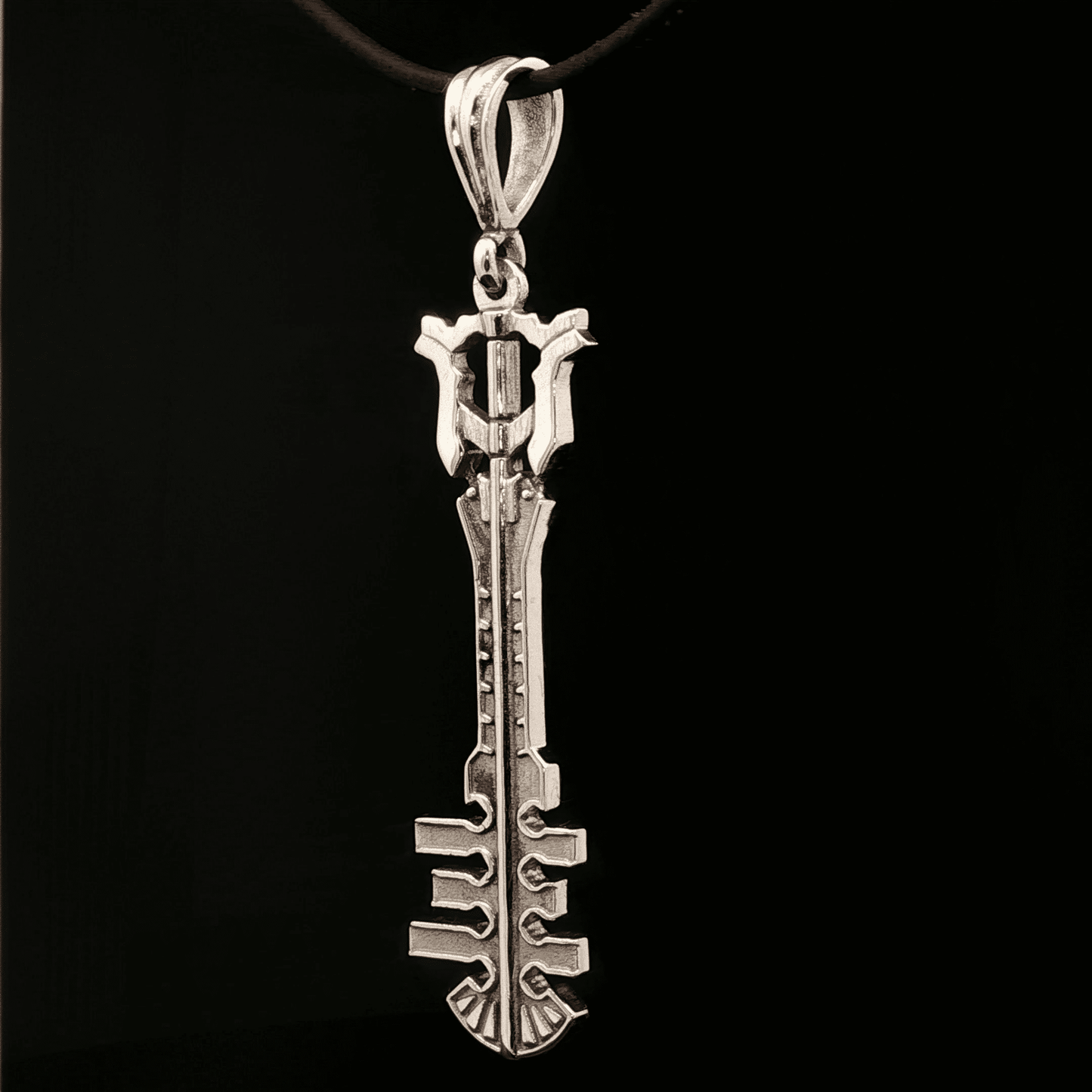 Ends of the Earth Keyblade Pendant - Le Dragon Argenté