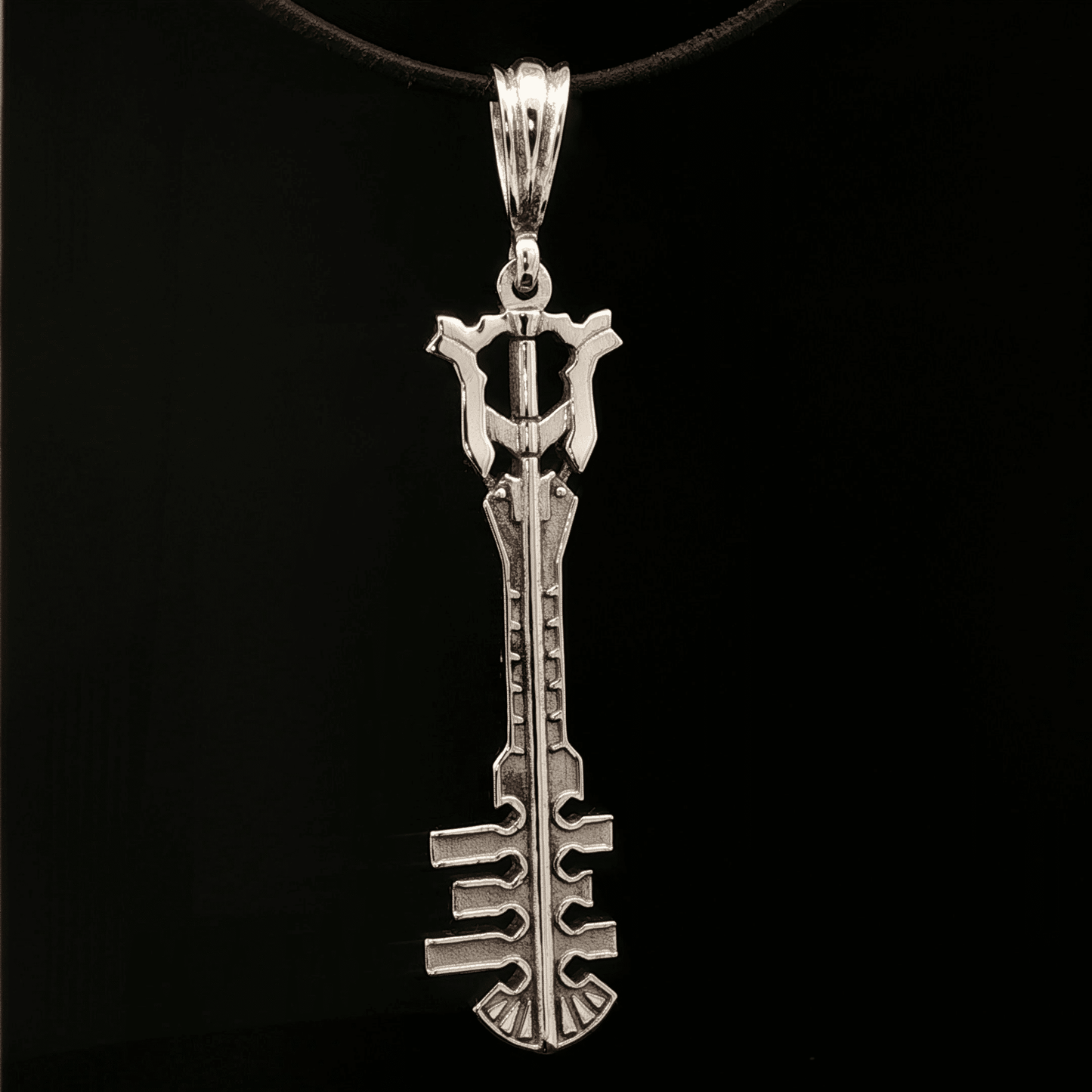 Ends of the Earth Keyblade Pendant - Le Dragon Argenté