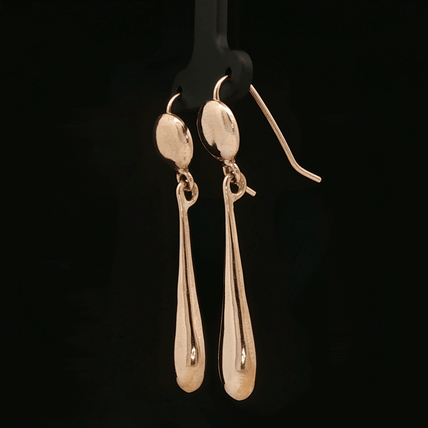 Antique bronze drop earrings inspired by Tifa Lockhart’s iconic look from Final Fantasy VII. Elegant gamer jewellery with JRPG fantasy vibes, perfect for cosplay, geek fashion, and fans of the legendary martial artist heroine.