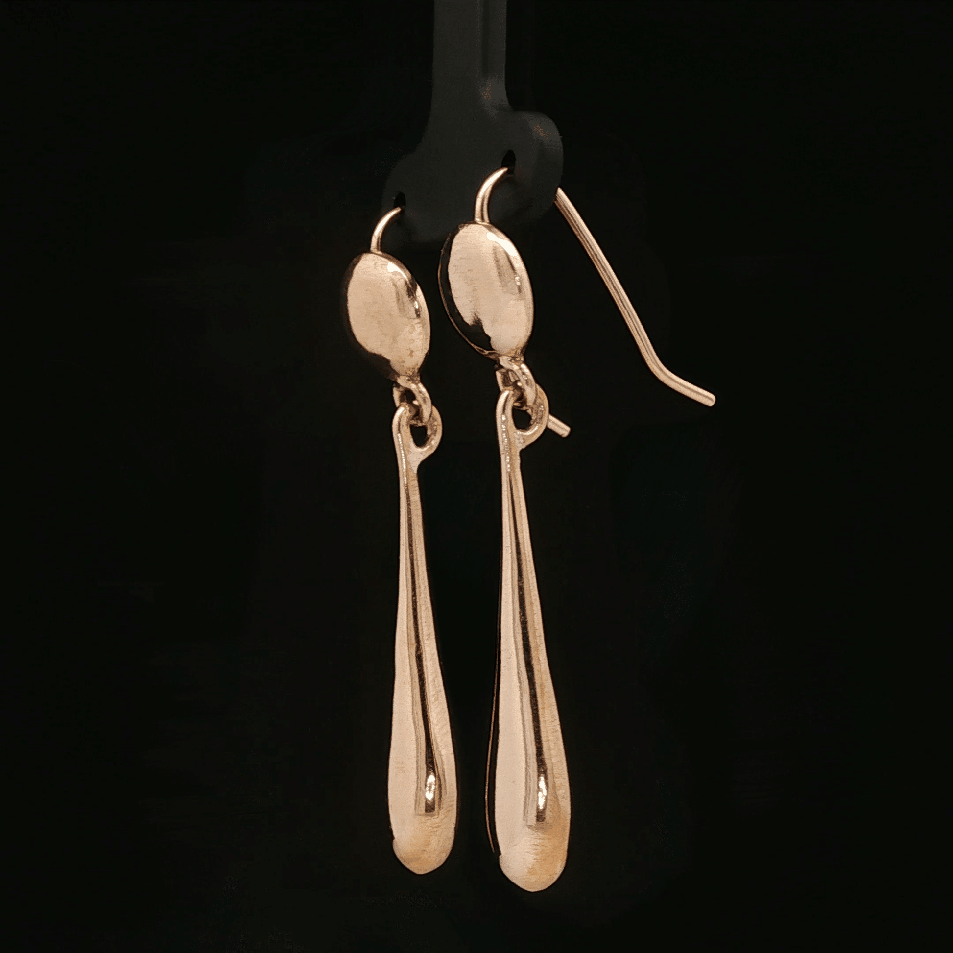 Antique bronze drop earrings inspired by Tifa Lockhart’s iconic look from Final Fantasy VII. Elegant gamer jewellery with JRPG fantasy vibes, perfect for cosplay, geek fashion, and fans of the legendary martial artist heroine.