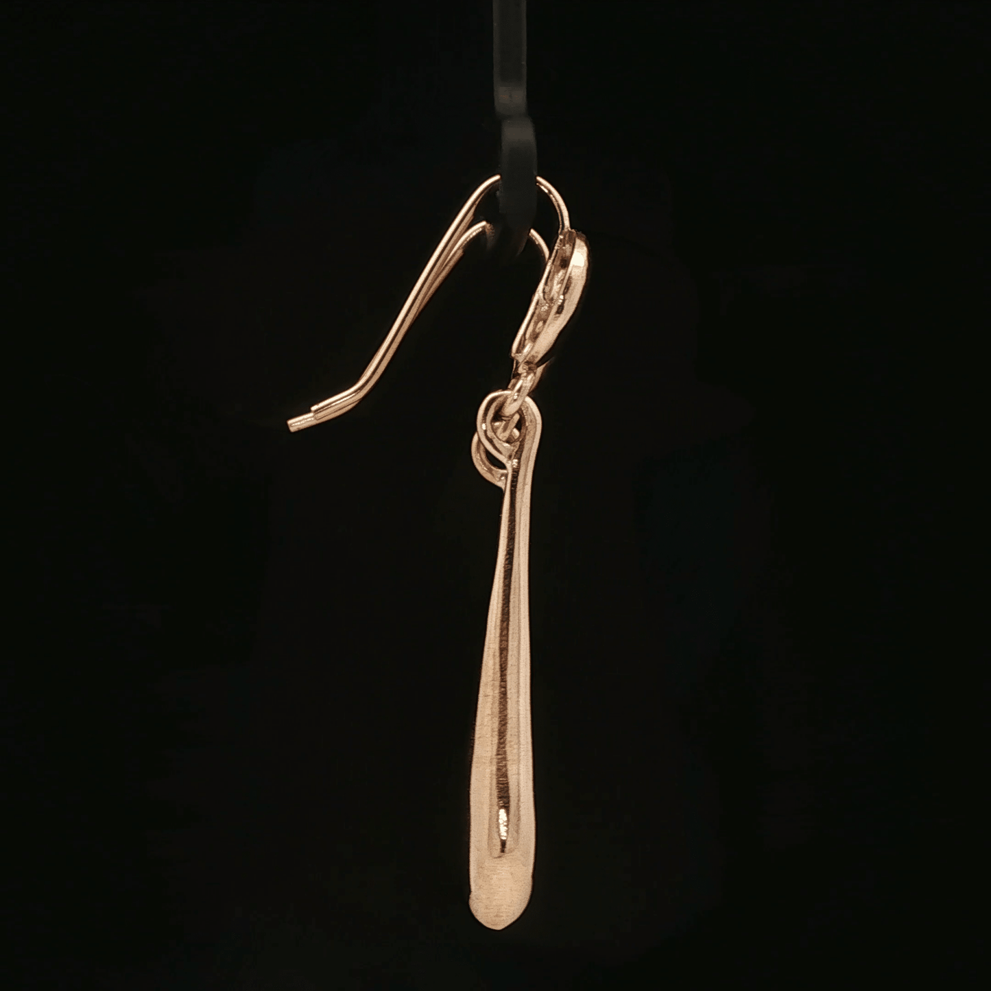 Antique bronze drop earrings inspired by Tifa Lockhart’s iconic look from Final Fantasy VII. Elegant gamer jewellery with JRPG fantasy vibes, perfect for cosplay, geek fashion, and fans of the legendary martial artist heroine.