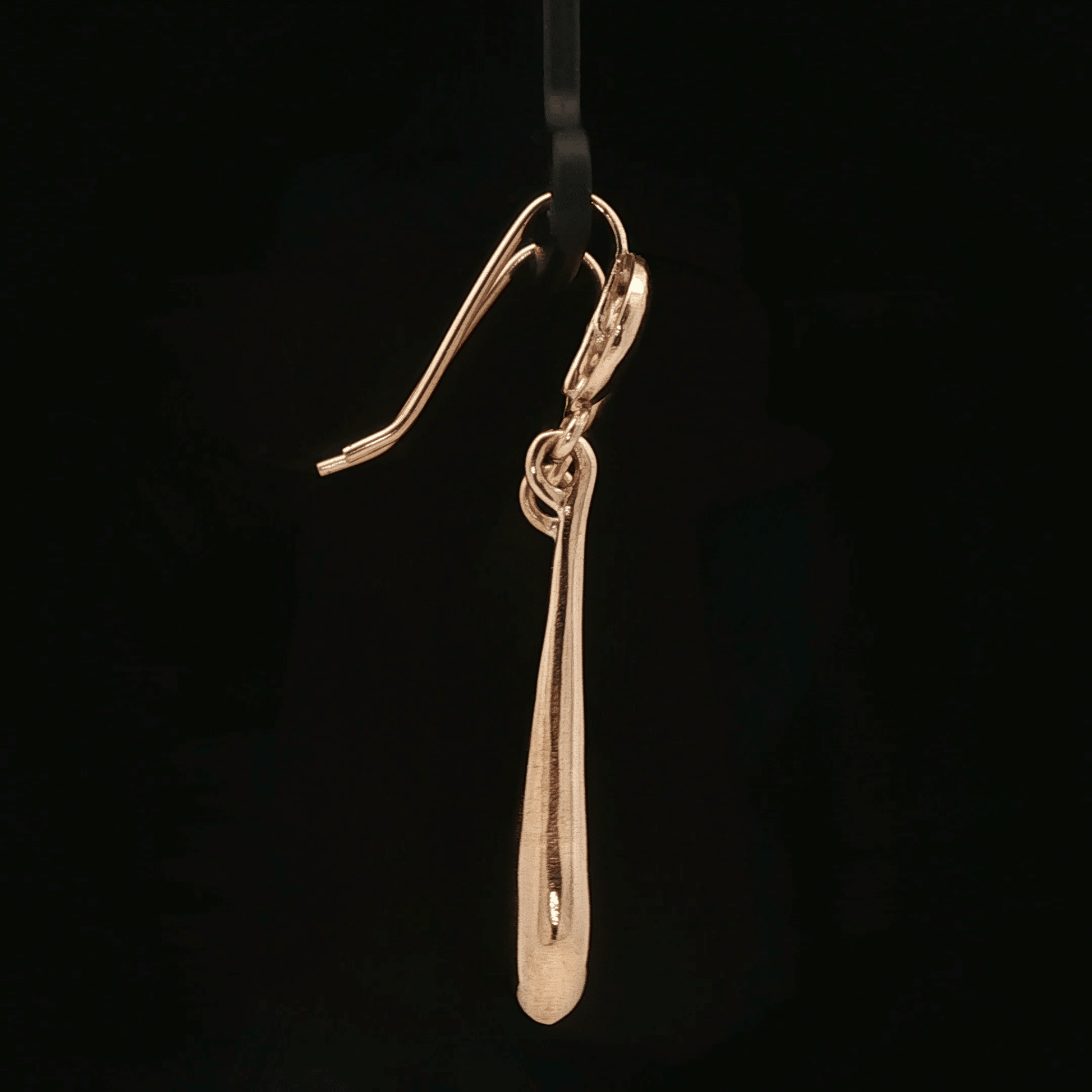 Antique bronze drop earrings inspired by Tifa Lockhart’s iconic look from Final Fantasy VII. Elegant gamer jewellery with JRPG fantasy vibes, perfect for cosplay, geek fashion, and fans of the legendary martial artist heroine.