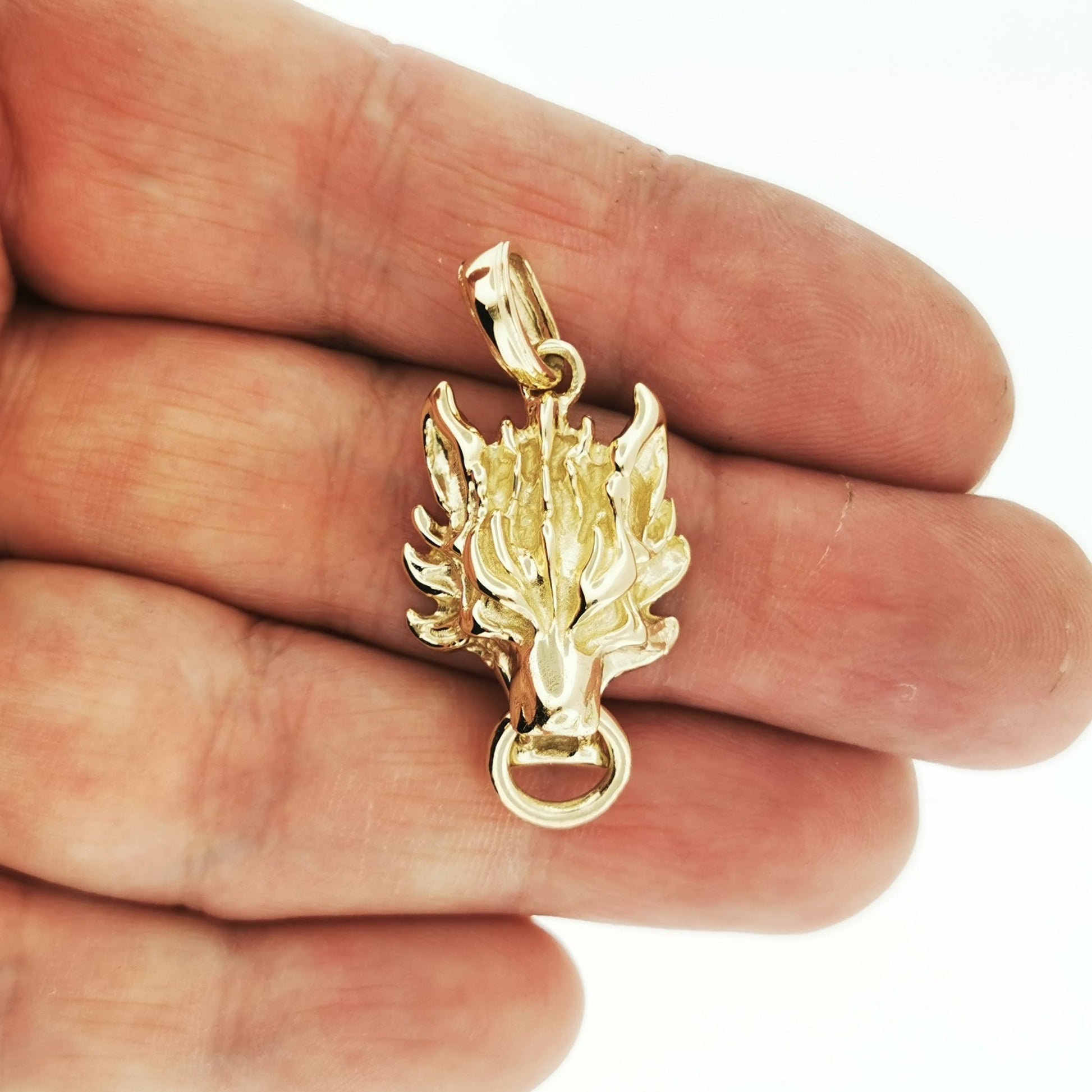 Gold Final Fantasy 7 Fenrir Wolf Pendant - Le Dragon Argenté