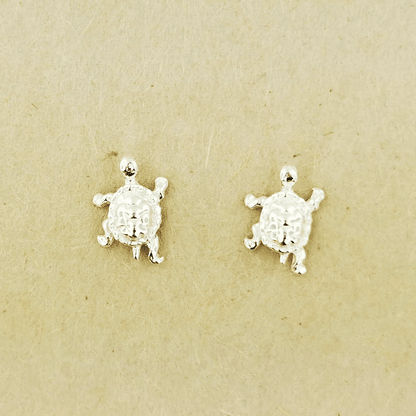 Handmade gold turtle earrings by Le Dragon Argenté available in 10k 14k or 18k solid yellow pink or white gold.