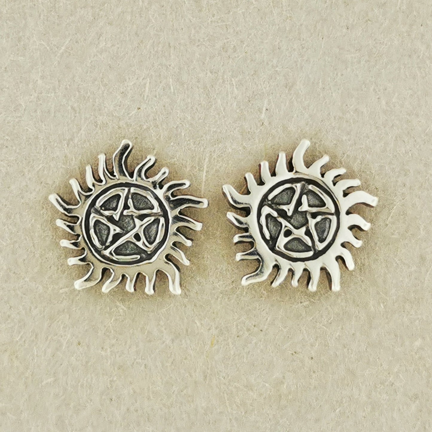 Hunters Pentacle Stud Earrings in Sterling Silver - Le Dragon Argenté