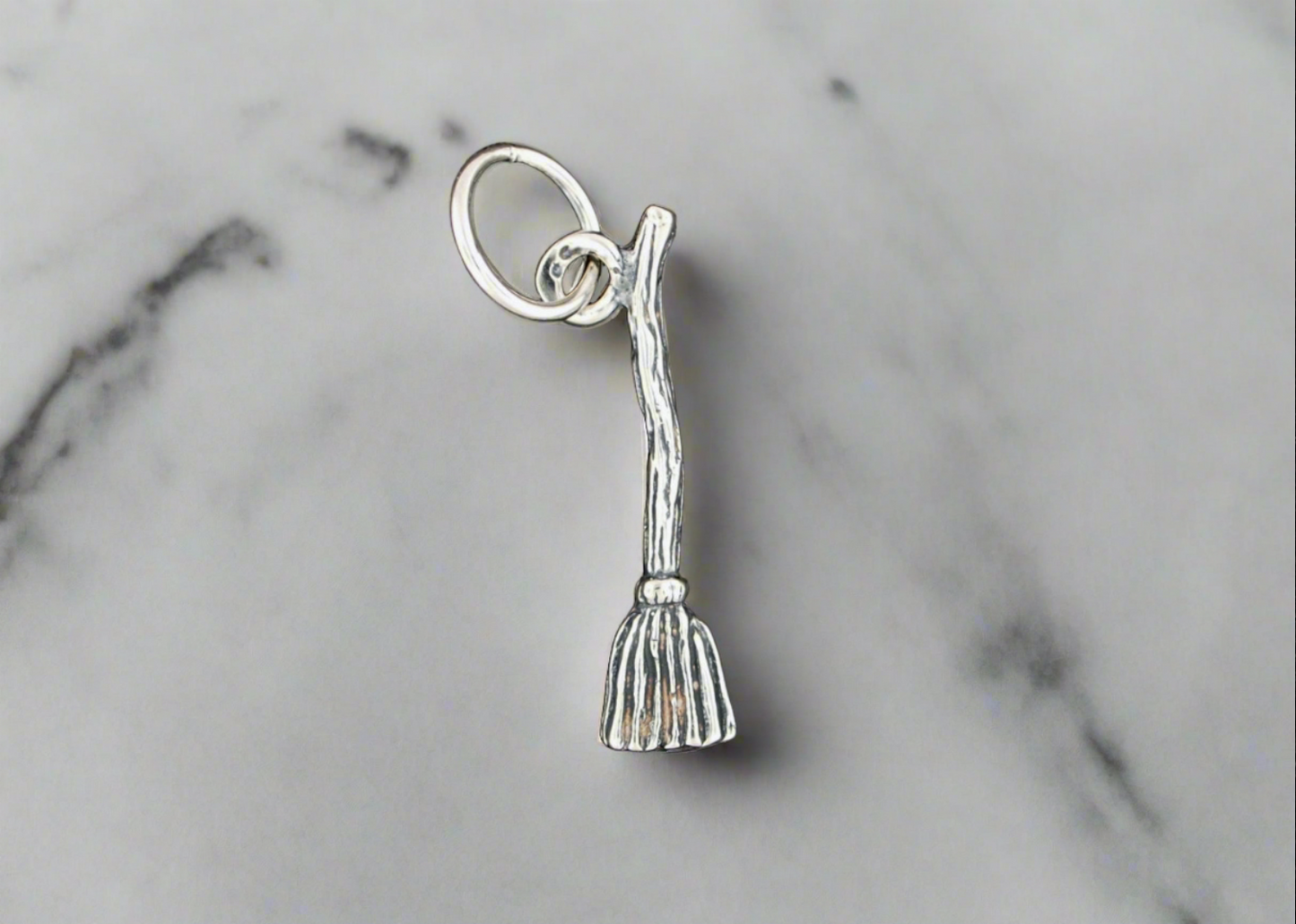 Charm petit balai en argent sterling