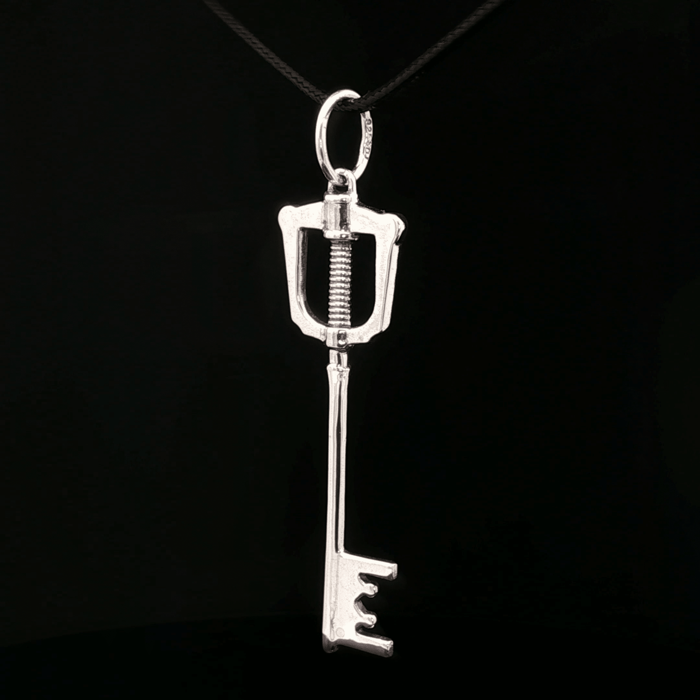 Kingdom Hearts Kingdom Keyblade Pendant - Le Dragon Argenté