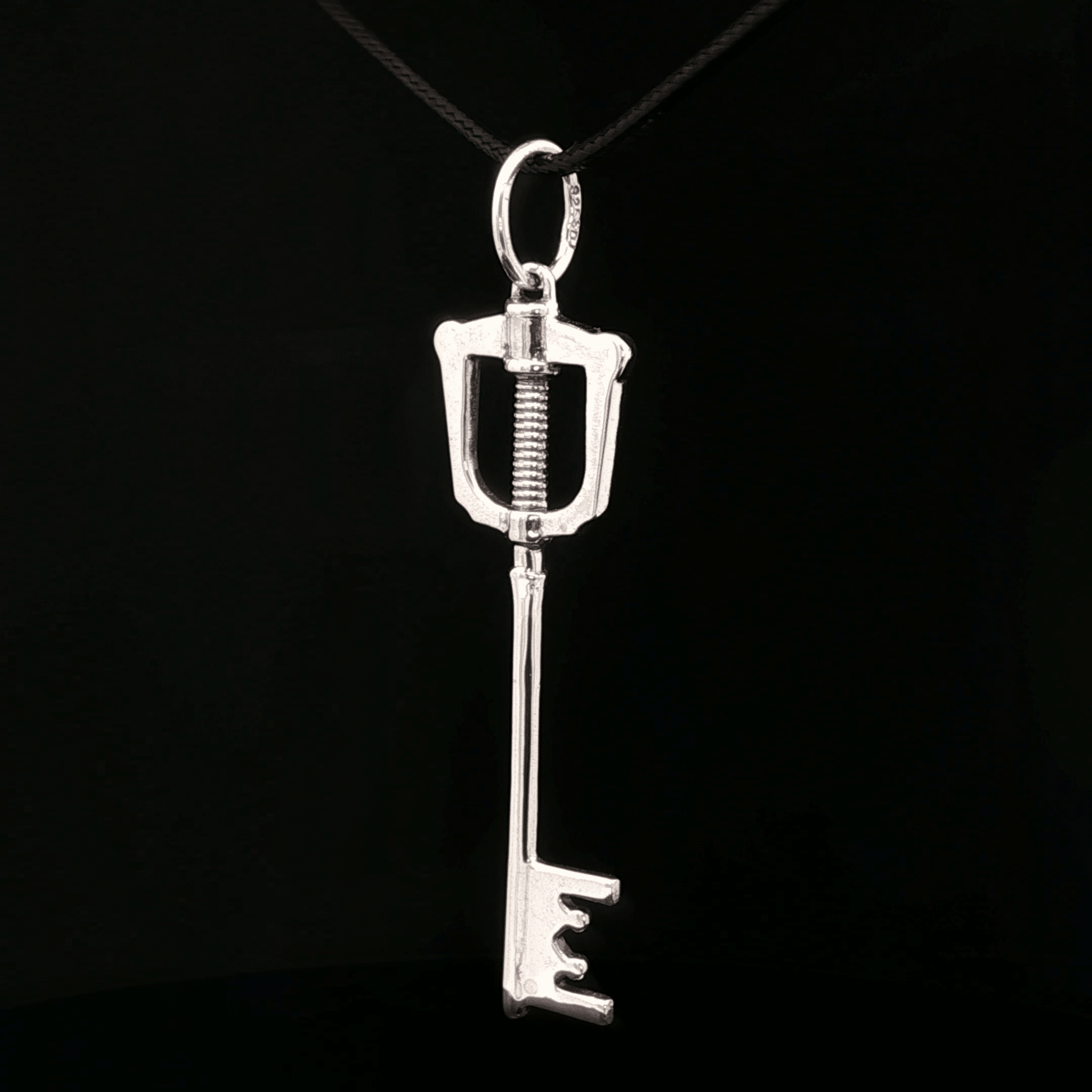 Kingdom Hearts Kingdom Keyblade Pendant - Le Dragon Argenté