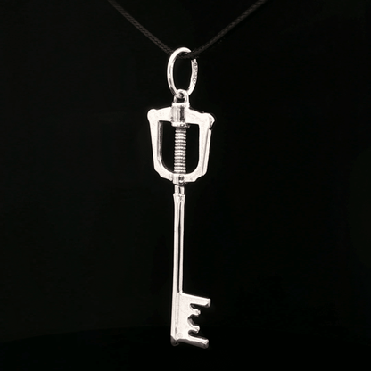 Kingdom Hearts Kingdom Keyblade Pendant - Le Dragon Argenté
