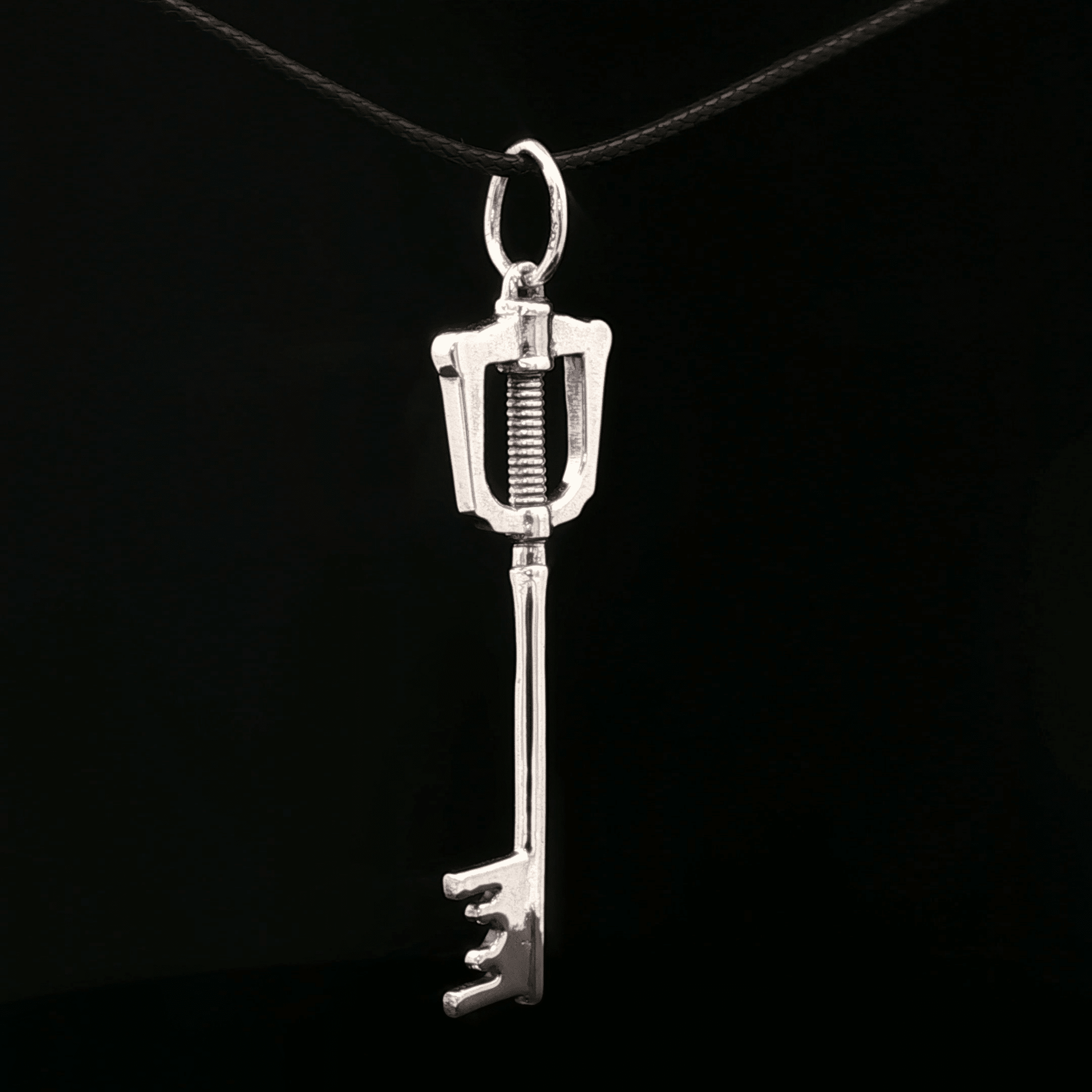 Kingdom Hearts Kingdom Keyblade Pendant - Le Dragon Argenté