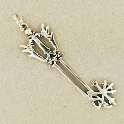 Kingdom Hearts Oathkeeper Keyblade Pendant - Le Dragon Argenté