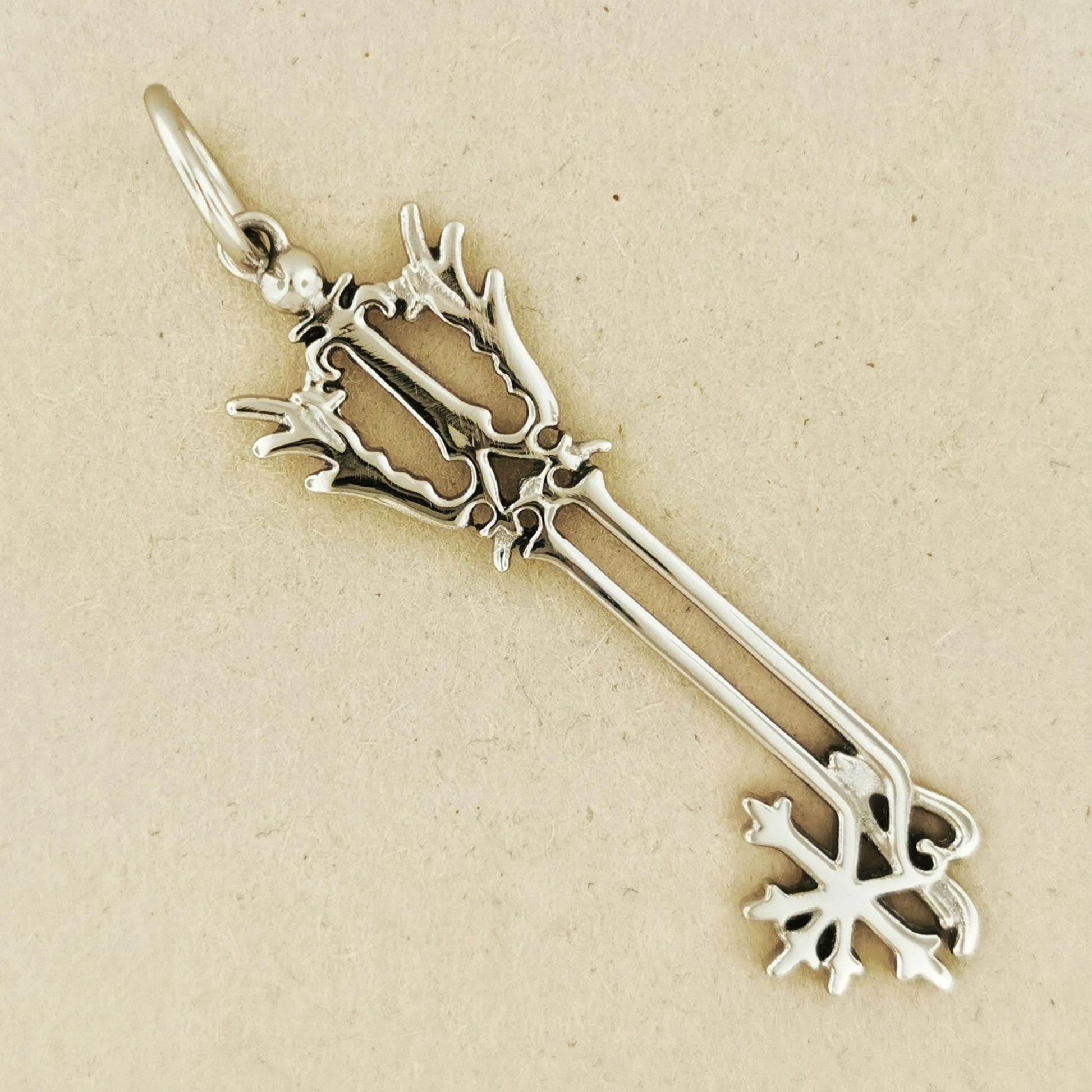 Kingdom Hearts Oathkeeper Keyblade Pendant - Le Dragon Argenté