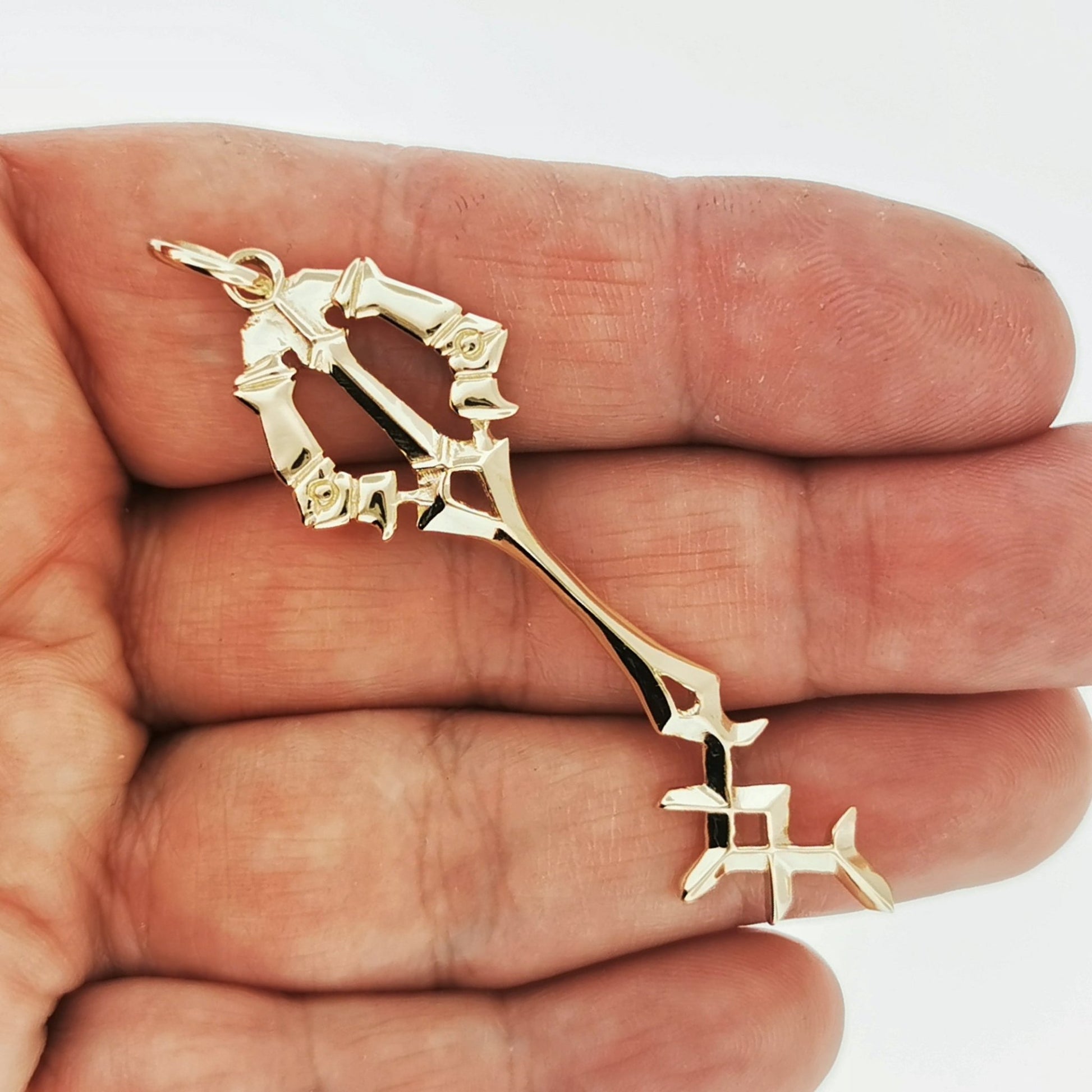 Kingdom Hearts Rainfell Keyblade Pendant in Gold - Le Dragon Argenté