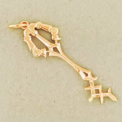 Kingdom Hearts Rainfell Keyblade Pendant in Gold - Le Dragon Argenté