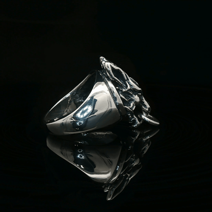Handmade by Le Dragon Argenté, this Final Fantasy 7 inspired Fenrir Wolf Ring features the iconic Cloud Strife wolf emblem and is available in sterling silver or antique bronze. A meaningful piece for FFVII and Advent Children fans, perfect for daily wear, cosplay, or as a collectible gamer jewelry gift. Ideal for anyone who loves bold fantasy symbolism.
