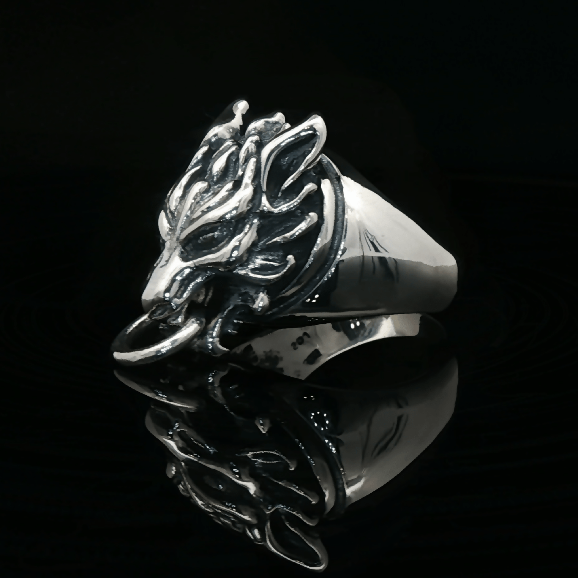 Handmade by Le Dragon Argenté, this Final Fantasy 7 inspired Fenrir Wolf Ring features the iconic Cloud Strife wolf emblem and is available in sterling silver or antique bronze. A meaningful piece for FFVII and Advent Children fans, perfect for daily wear, cosplay, or as a collectible gamer jewelry gift. Ideal for anyone who loves bold fantasy symbolism.