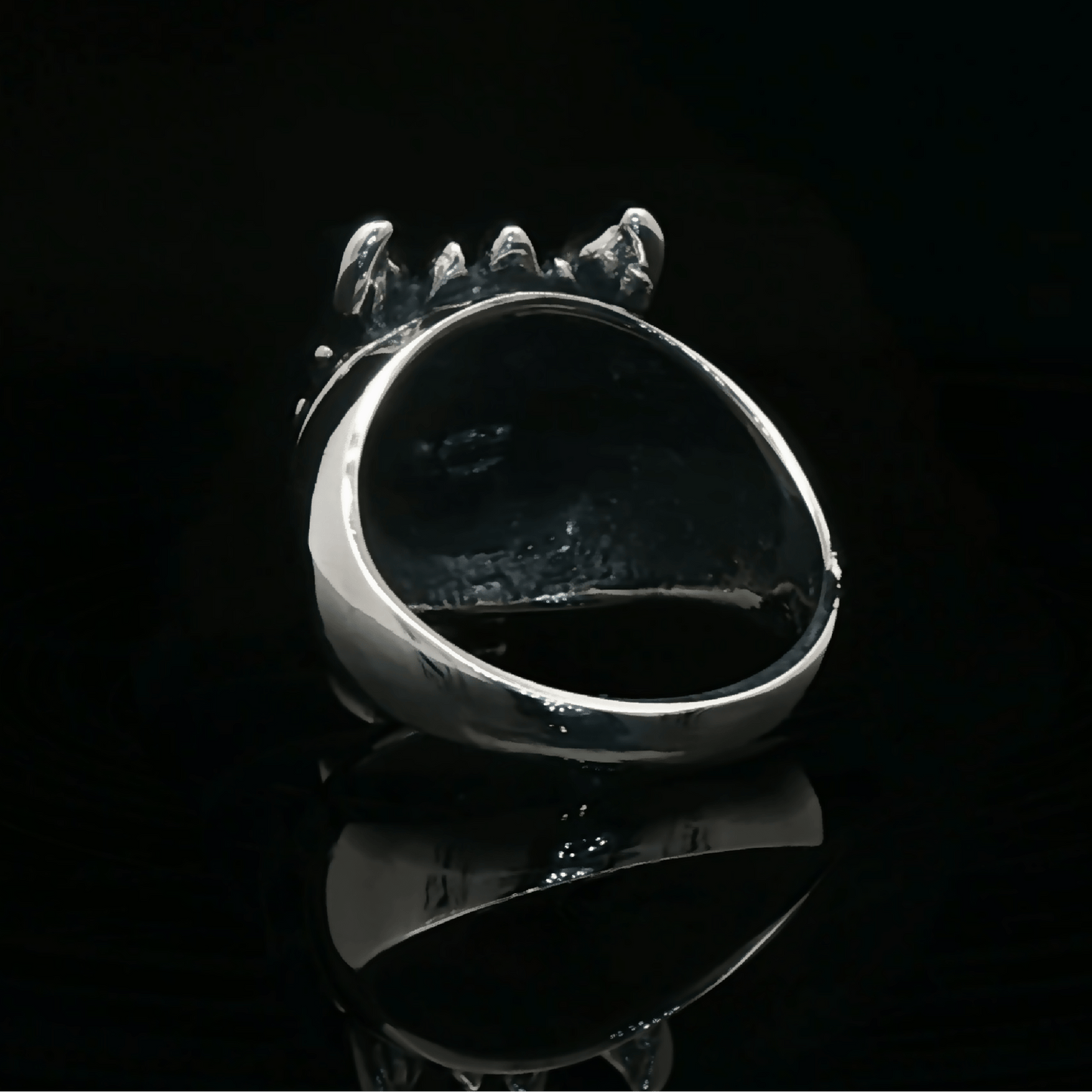 Handmade by Le Dragon Argenté, this Final Fantasy 7 inspired Fenrir Wolf Ring features the iconic Cloud Strife wolf emblem and is available in sterling silver or antique bronze. A meaningful piece for FFVII and Advent Children fans, perfect for daily wear, cosplay, or as a collectible gamer jewelry gift. Ideal for anyone who loves bold fantasy symbolism.