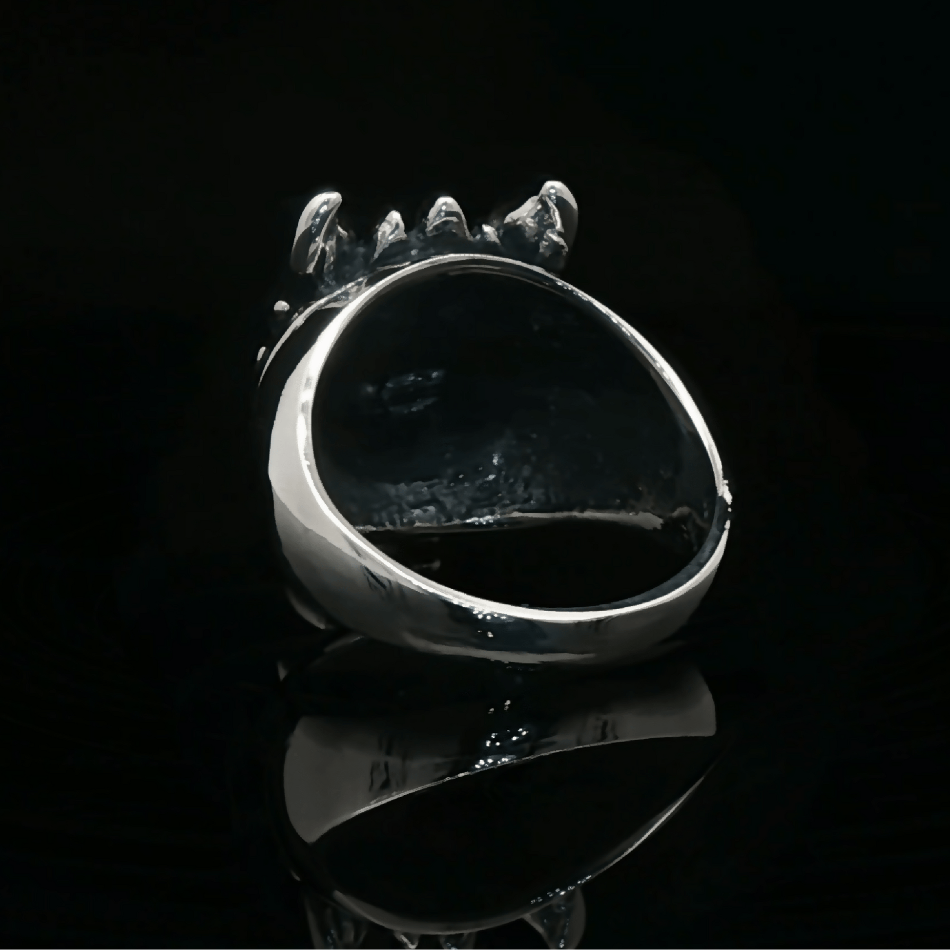 Handmade by Le Dragon Argenté, this Final Fantasy 7 inspired Fenrir Wolf Ring features the iconic Cloud Strife wolf emblem and is available in sterling silver or antique bronze. A meaningful piece for FFVII and Advent Children fans, perfect for daily wear, cosplay, or as a collectible gamer jewelry gift. Ideal for anyone who loves bold fantasy symbolism.