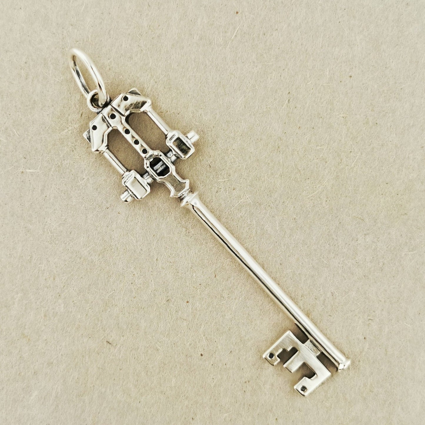 Master Defender Keyblade Pendant - Le Dragon Argenté