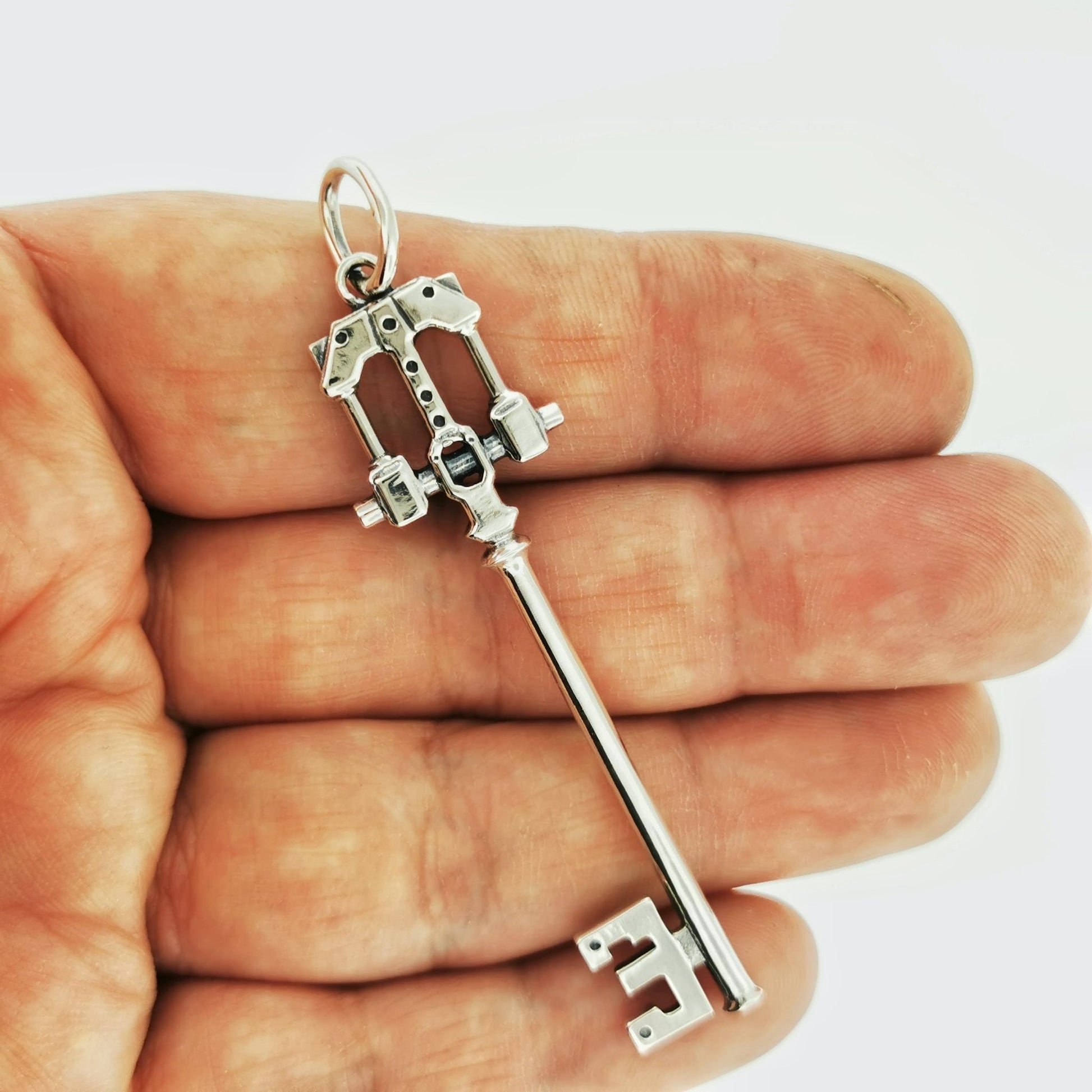 Master Defender Keyblade Pendant - Le Dragon Argenté