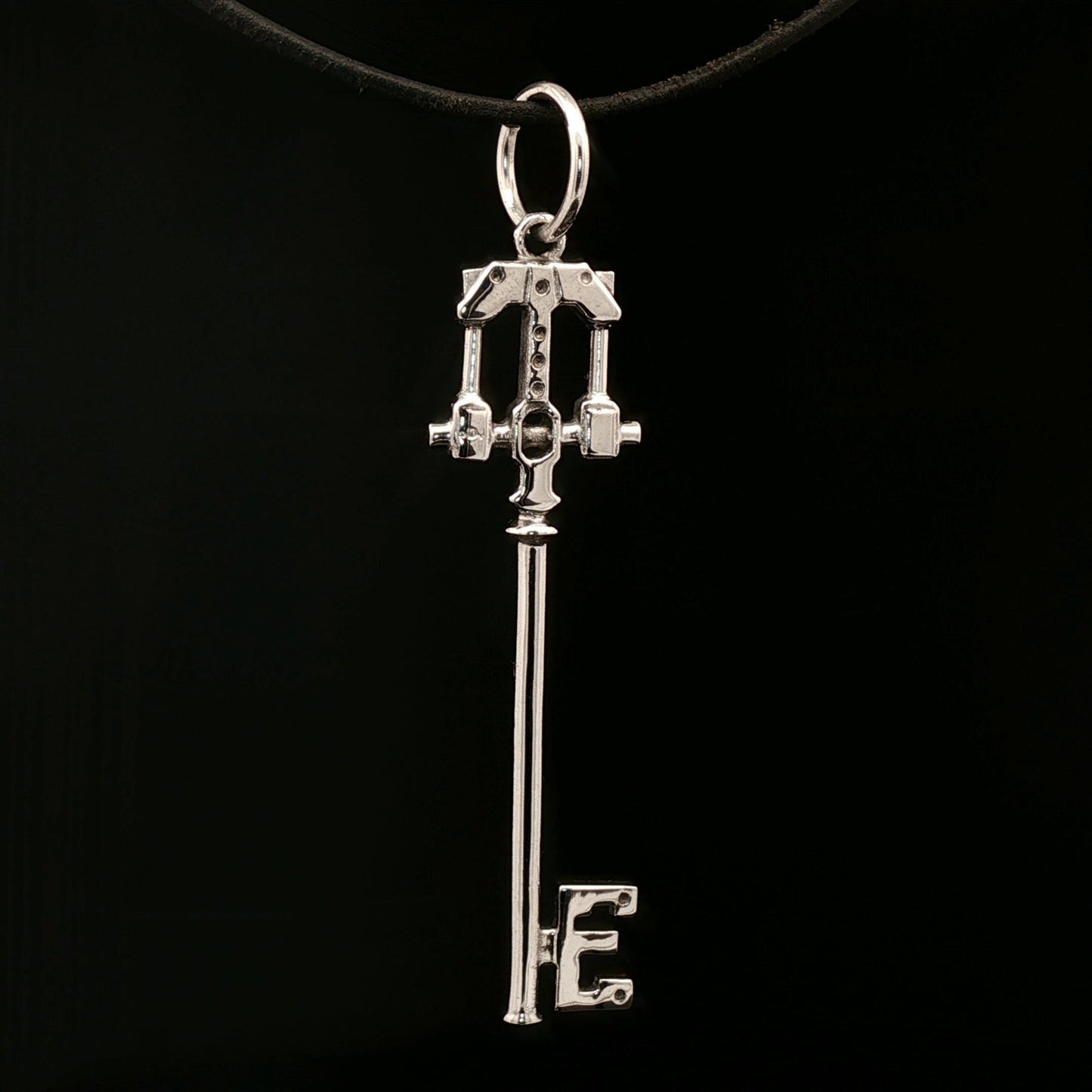 Master Defender Keyblade Pendant in Stainless Steel - Le Dragon Argenté