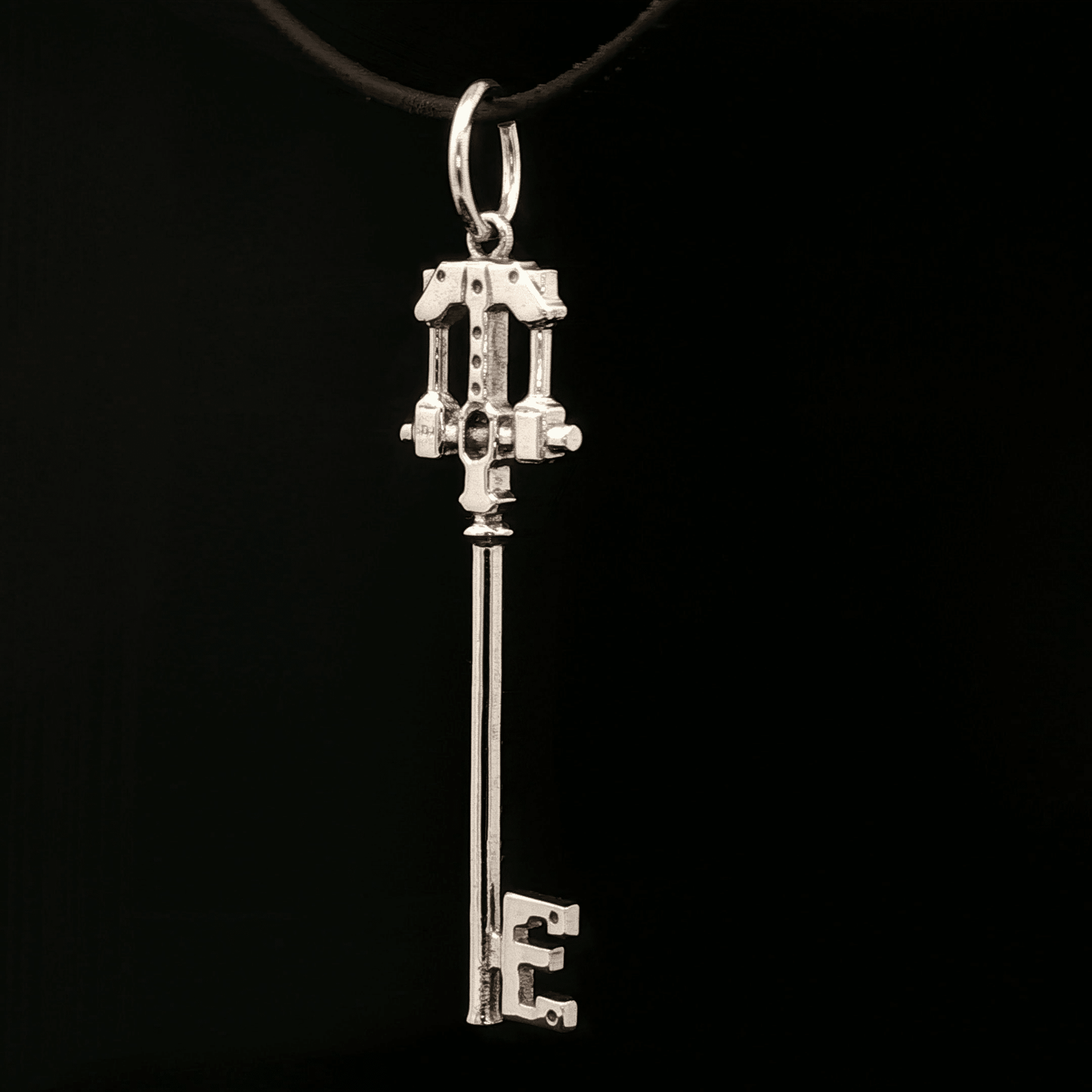 Master Defender Keyblade Pendant in Stainless Steel - Le Dragon Argenté