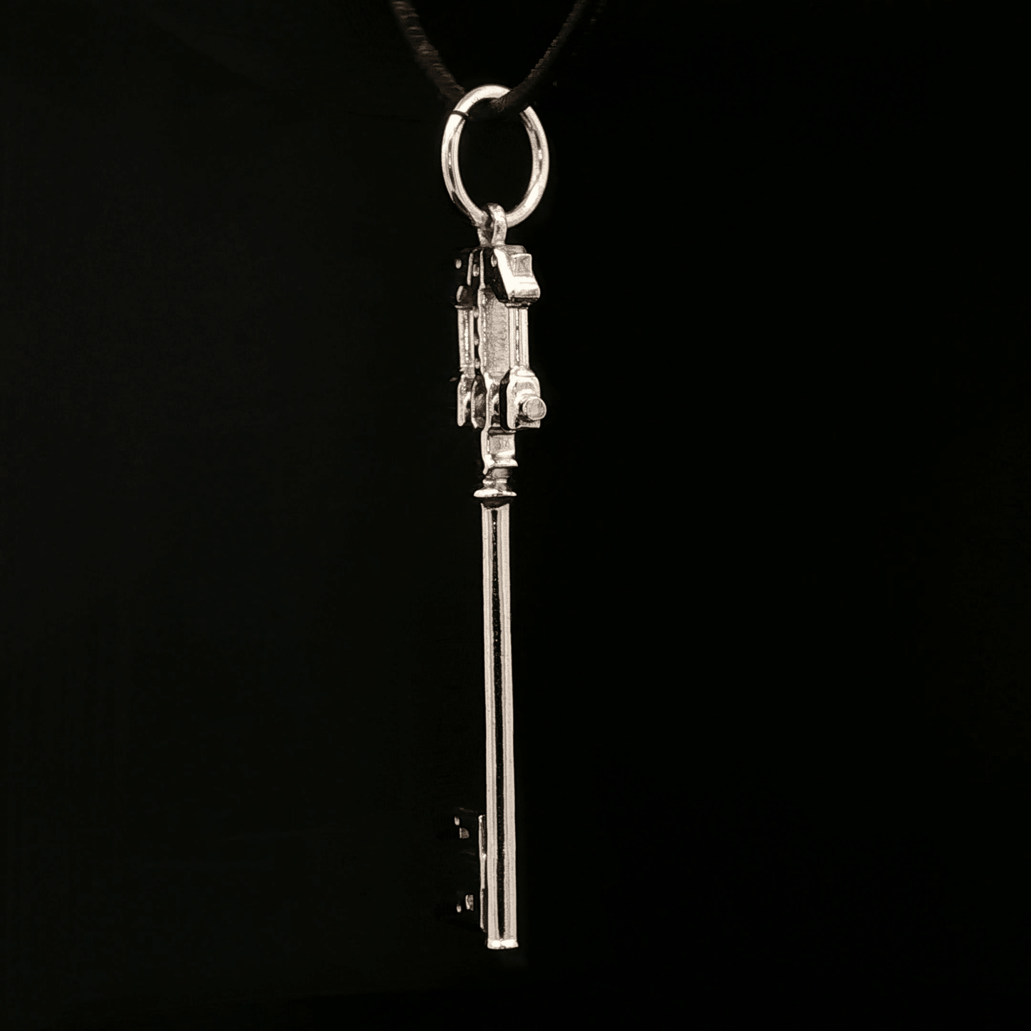 Master Defender Keyblade Pendant in Stainless Steel - Le Dragon Argenté
