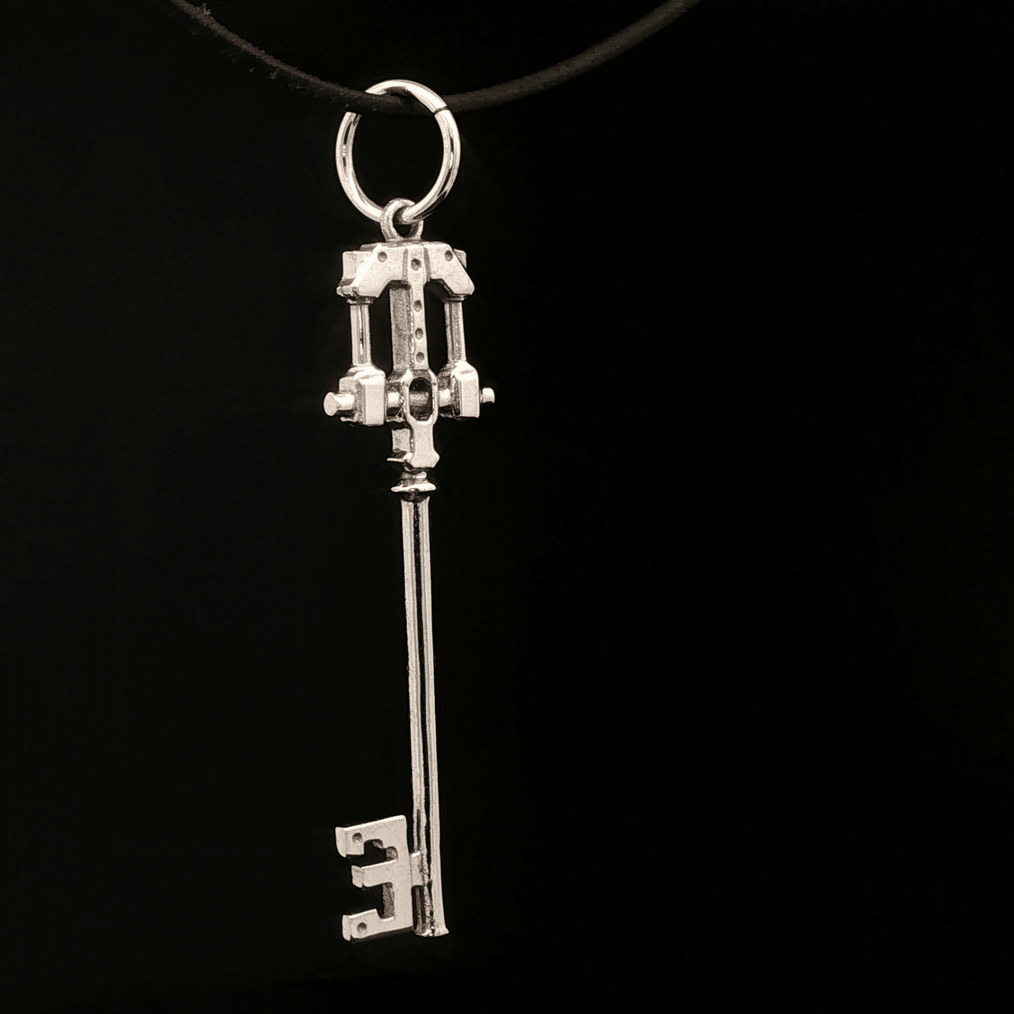 Master Defender Keyblade Pendant in Stainless Steel - Le Dragon Argenté