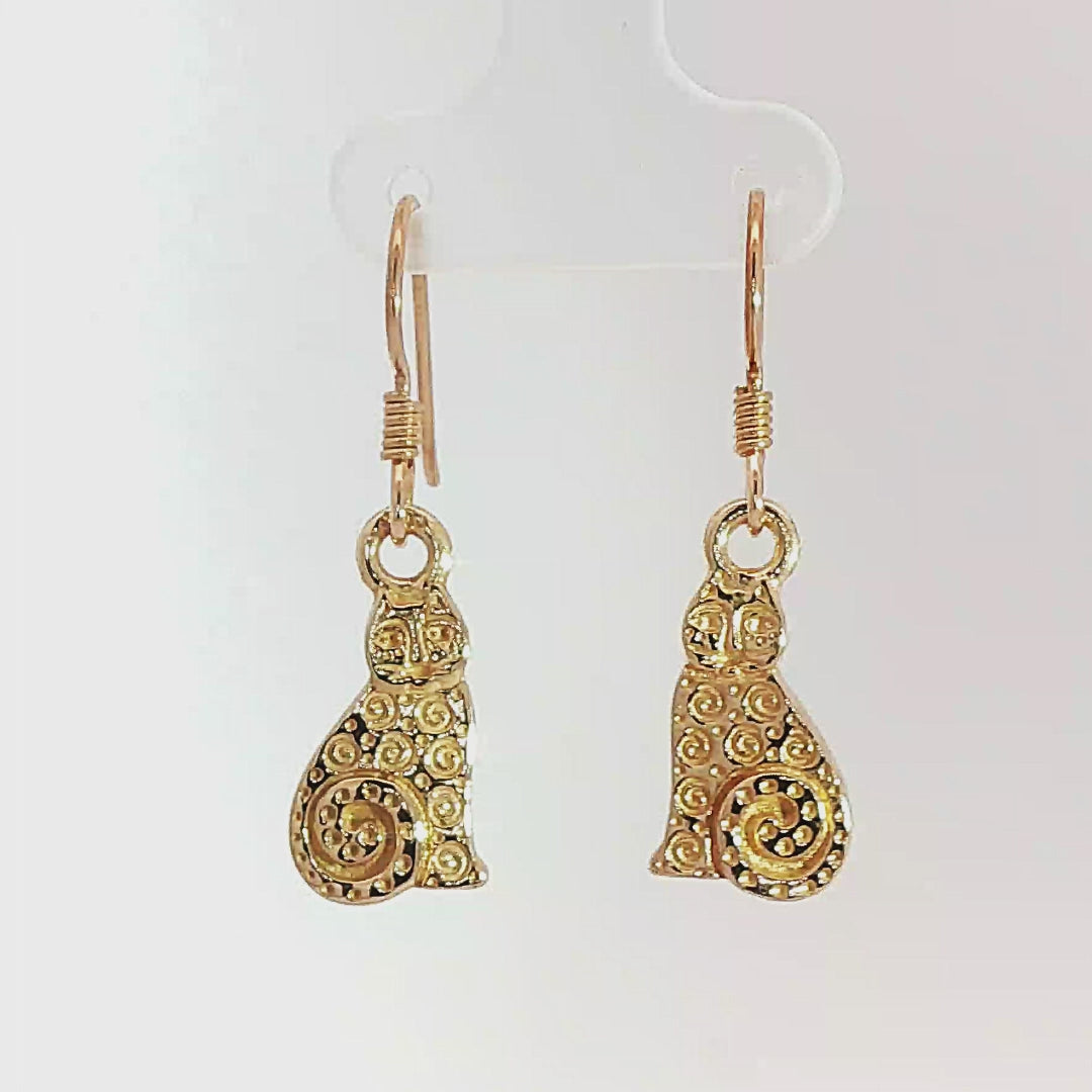 Country style cat charm earrings in antique bronze, rustic feline jewelry, small sitting cat dangle earrings, cottagecore farm aesthetic earrings, minimalist animal lover jewelry for everyday wear by Le Dragon Argenté