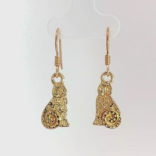 Country style cat charm earrings in antique bronze, rustic feline jewelry, small sitting cat dangle earrings, cottagecore farm aesthetic earrings, minimalist animal lover jewelry for everyday wear by Le Dragon Argenté