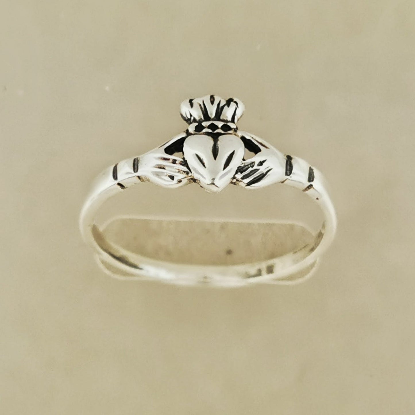 Small Claddagh Ring in Sterling Silver or Antique Bronze - Le Dragon Argenté