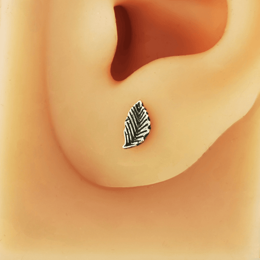 Small sterling silver feather stud earrings – lightweight, detailed design by Le Dragon Argenté for daily wear or gifting.