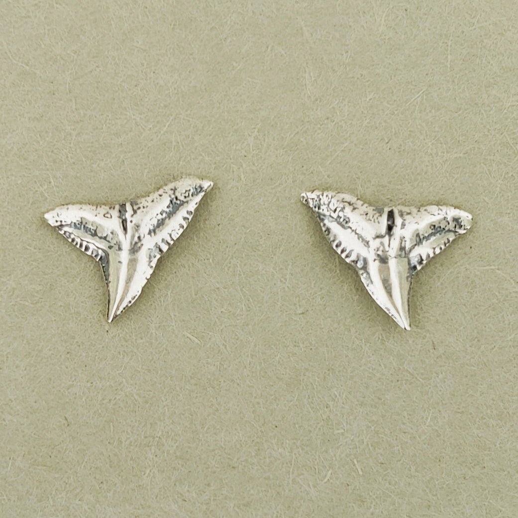 Small Shark Tooth Gold Stud Earrings - Le Dragon Argenté