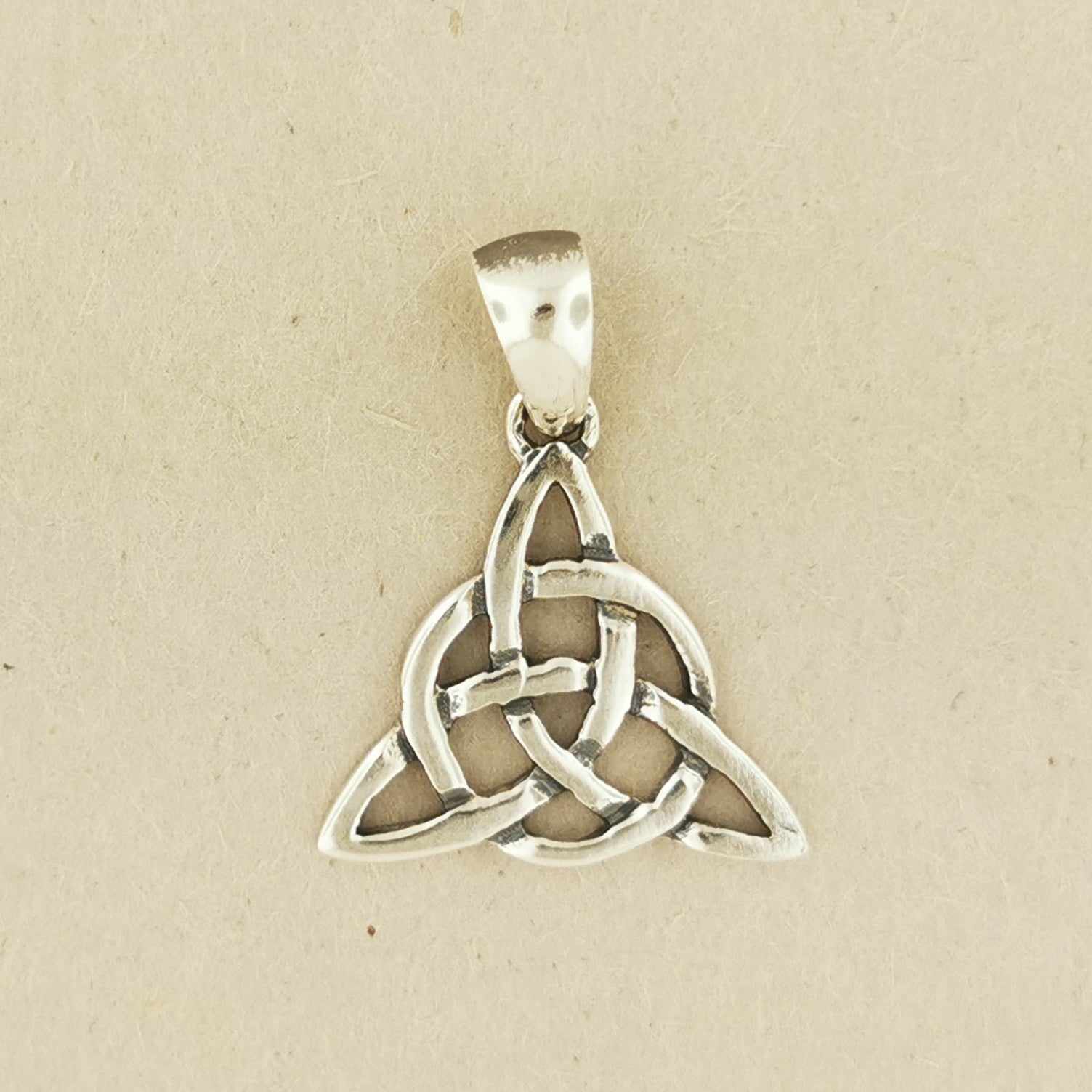 Small Triquetra Charm Pendant - Le Dragon Argenté