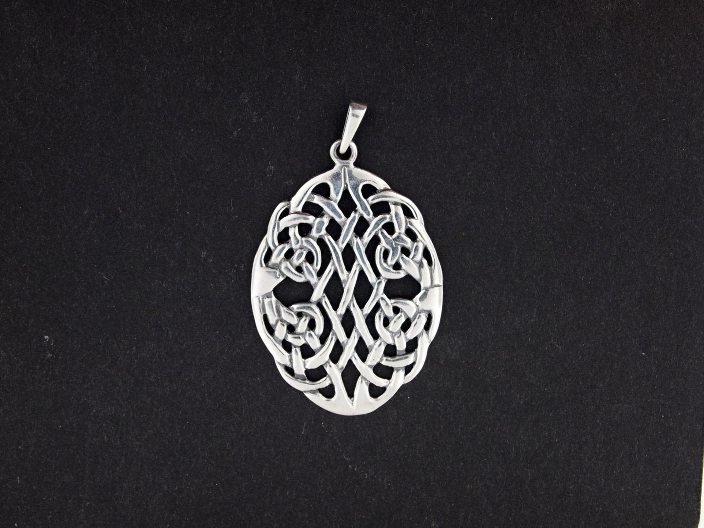 Sterling Silver Oval Celtic Knotwork Pendant - Le Dragon Argenté