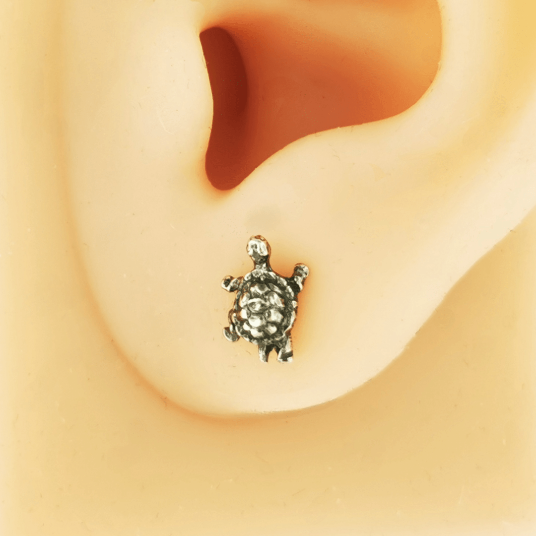 Handmade Sterling Silver Turtle Stud Earrings by Le Dragon Argenté – Nature-inspired animal jewellery for ocean and reptile lovers.