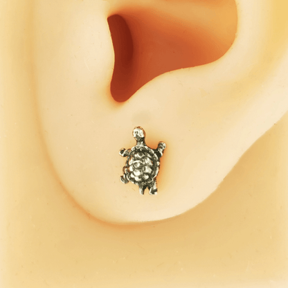 Handmade Sterling Silver Turtle Stud Earrings by Le Dragon Argenté – Nature-inspired animal jewellery for ocean and reptile lovers.