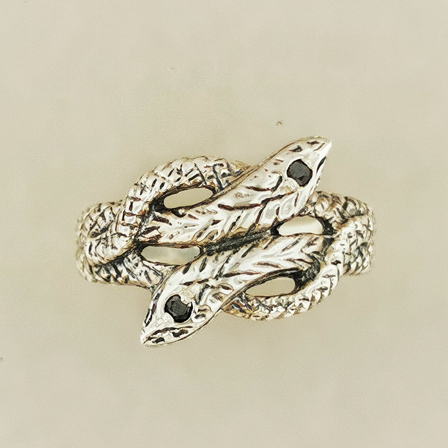 Bague serpent jumeau enroulé avec pierres précieuses en argent sterling