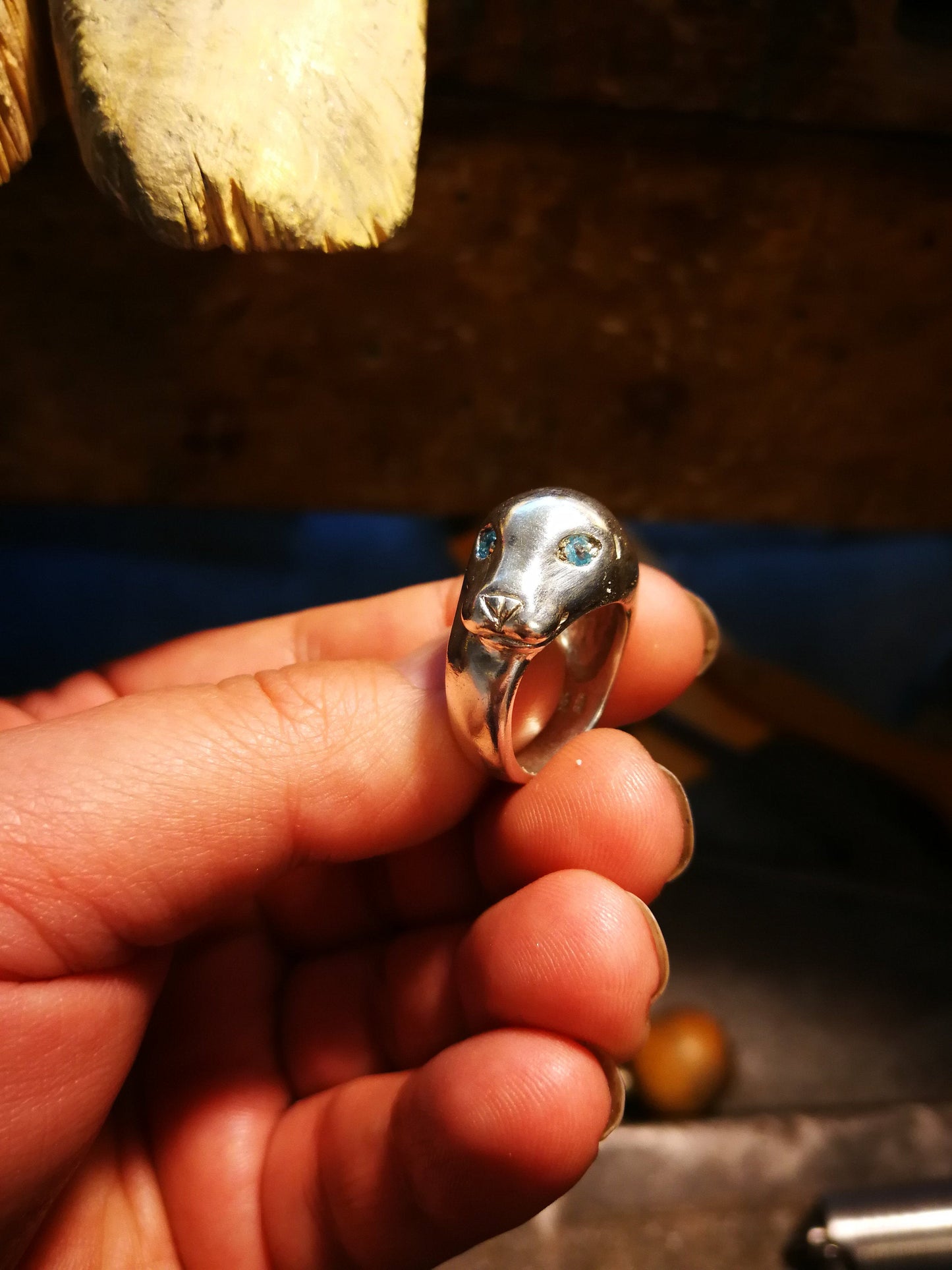 Bague tête de phoque avec yeux de pierres précieuses en argent sterling